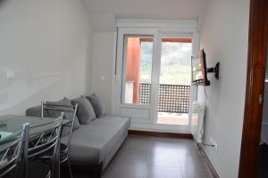 Viv Tur LA QUINTANA II في Arredondo: غرفة معيشة مع أريكة وطاولة