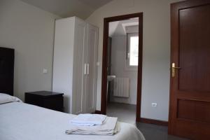 een slaapkamer met een bed en een deur met handdoeken erop bij Viv Tur LA QUINTANA II in Arredondo