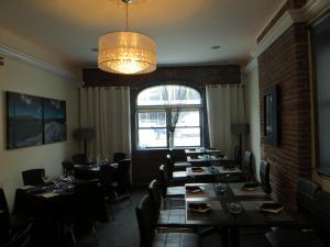 une salle à manger avec des tables et des chaises ainsi qu'une grande fenêtre dans l'établissement The Duckworth Inn, à Saint-Jean
