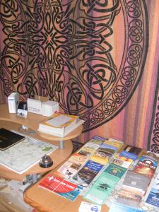 リスドゥーンバーナにあるSlieve Elva B&Bの机の上に本を置いたテーブル