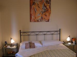 ピエトラ・リーグレにあるPietra Preziosa Bed & Breakfastのベッドルーム1室(壁に絵画が描かれたベッド1台付)