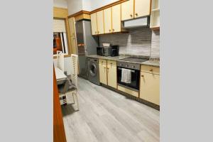 eine Küche mit einem Herd und einem Geschirrspüler in der Unterkunft Piso en Portonovo con vistas a la playa in Sanxenxo + 9 Fotos