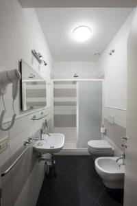 Koupelna v ubytování Hotel Alma Domus + 37 fotografií