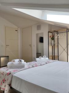 a large bed with two white towels on it at Bergamo & Dintorni in Bergamo