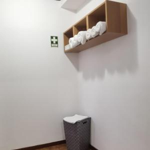 Faja GrandeにあるCasa da Sogra - Apartamento 2の白い壁の客室で、ゴミ箱が備わります。