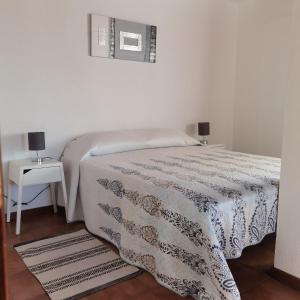 - une chambre avec un lit et une couverture dans l'établissement Casa da Sogra - Apartamento 2, à Faja Grande