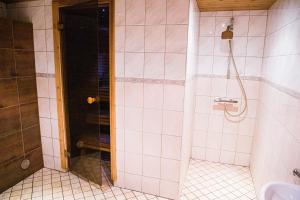 a bathroom with a shower and a toilet and a sink at 4 bedroom 166m2 apartment with sauna in the city 600m from the beach in a quiet family residence in Kuressaare +8 photos