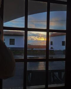 een uitzicht op een zonsondergang door een raam bij Casa da Sogra - Apartamento 3 in Faja Grande