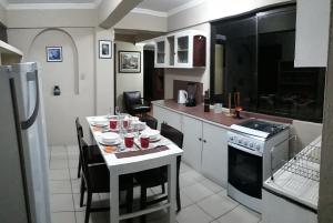 Kitchen o kitchenette sa APARTAMENTO, CENTRO DE LA CUIDAD