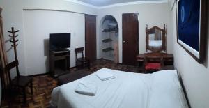 a bedroom with a bed and a television in it at APARTAMENTO, CENTRO DE LA CUIDAD in Cochabamba