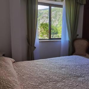 een slaapkamer met een bed en een raam bij Casa da Sogra in Faja Grande