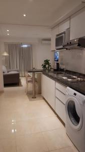 Η κουζίνα ή μικρή κουζίνα στο Nidale Suites 2 +10 φωτογραφίες
