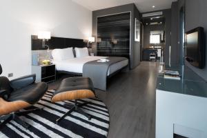 Televízia a/alebo spoločenská miestnosť v ubytovaní Eurostars Palace