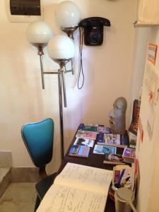 una scrivania con 2 luci e un tavolo con una sedia di Casa Olivia a Firenze