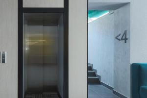 un ascensor en un edificio con el número cuatro en X-ROOM HOTEL en Murom
