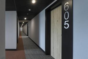 un pasillo con un número en el lateral de un edificio en X-ROOM HOTEL en Murom