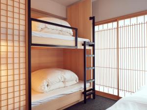 A bunk bed or bunk beds in a room at MIMARU KYOTO HORIKAWAROKKAKU 