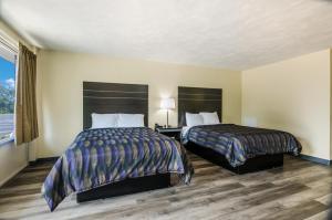 Кровать или кровати в номере Alpine Motel