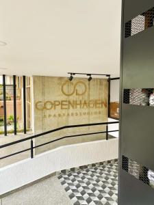 een bord op een muur in een gebouw met een geruite vloer bij Apartaesudio Copenhagen AXM in Armenia