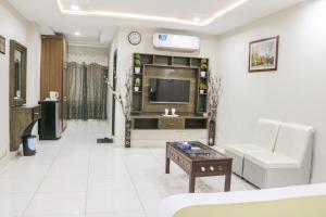 TV a/nebo společenská místnost v ubytování Hotel Crown Inn Multan