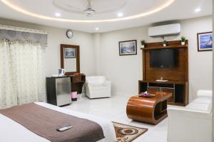 Postel nebo postele na pokoji v ubytování Hotel Crown Inn Multan