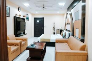 TV a/nebo společenská místnost v ubytování Hotel Crown Inn Multan