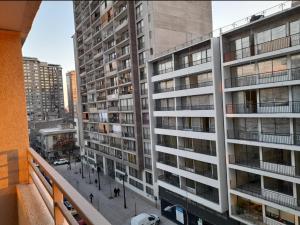 - un balcon offrant une vue sur un grand bâtiment dans l'établissement Birdhouse Apartment, à Santiago