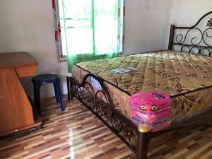 ein Bett in einem Zimmer mit Bergblick in der Unterkunft Garden Home, Chanthaburi in Ban Bo
