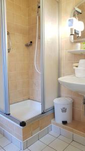 Ένα μπάνιο στο Ferienwohnung-Soltau-2-OG-links +8 φωτογραφίες