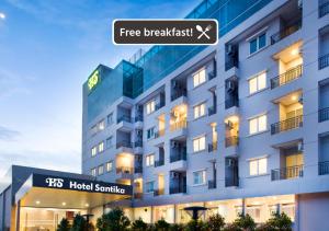 una representación de un edificio de hotel con el cartel de desayuno gratuito en Hotel Santika Mega City Bekasi, en Bekasi
