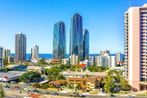 una città con edifici alti sullo sfondo di Maxmee Backpackers Resort a Gold Coast