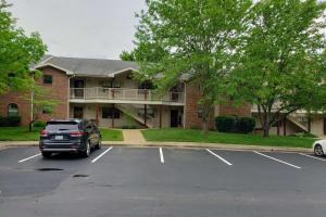 Un camión estacionado en un estacionamiento frente a un edificio. en Foothill's Luxury 2BDR Ground Floor Condo in 1000 Hill's, en Branson