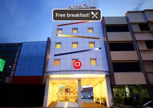 un edificio con un cartello colazione gratuito di fronte ad esso di Amaris Hotel Cilegon a Cilegon