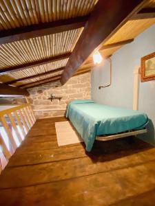 een kamer met een bed op de zolder bij Domos Antigas in Bottidda