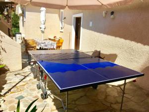 Stolný tenis v ubytovaní Luxury villa with stunning panoramic sea view alebo v jeho okolí