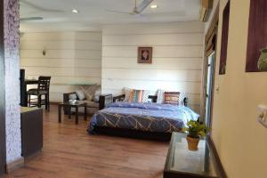 Kama o mga kama sa kuwarto sa Premium Apartment in Tarudhan Valley Golf Resort
