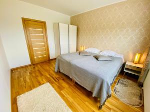 Giường trong phòng chung tại Cozy Lootsi Residence with Sauna and Balcony - Tallinn city centre