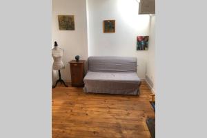 a bedroom with a bed and a wooden floor at Maison au pied des dunes, 200m de la plage in Montmartin-sur-Mer