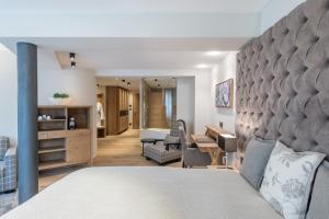 Łóżko lub łóżka w pokoju w obiekcie Das Central – Alpine . Luxury . Life