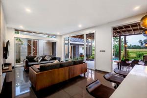 Ruang duduk di Coconut Grove Villa by BaliSuperHost