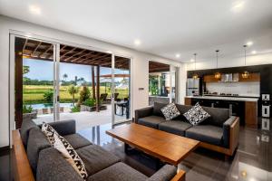 烏布的住宿－Coconut Grove Villa by BaliSuperHost，客厅配有两张沙发和一张桌子