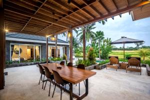 ห้องอาหารหรือที่รับประทานอาหารของ Coconut Grove Villa by BaliSuperHost