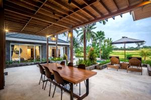Coconut Grove Villa by BaliSuperHost tesisinde bir restoran veya yemek mekanı