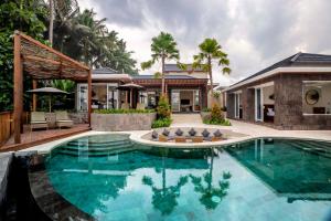 烏布的住宿－Coconut Grove Villa by BaliSuperHost，房屋前的游泳池