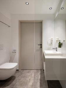 Un baño de Hotel AT HOME - late arrival self check in