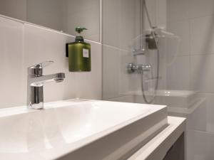 Un baño de Hotel AT HOME - late arrival self check in