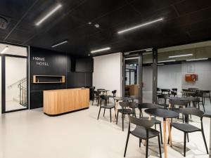 Un restaurante u otro lugar para comer en Hotel AT HOME - late arrival self check in