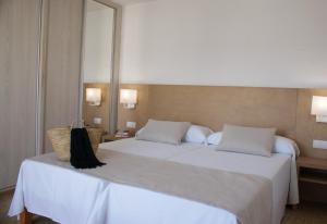 Łóżko lub łóżka w pokoju w obiekcie Apartamentos El Moro