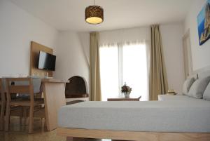 Telewizja i/lub zestaw kina domowego w obiekcie Apartamentos El Moro