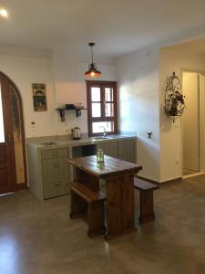 A kitchen or kitchenette at Pebbles of Kioni